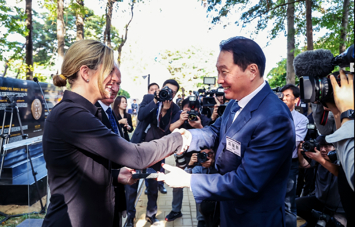 웨버 손편지 전달.jpg