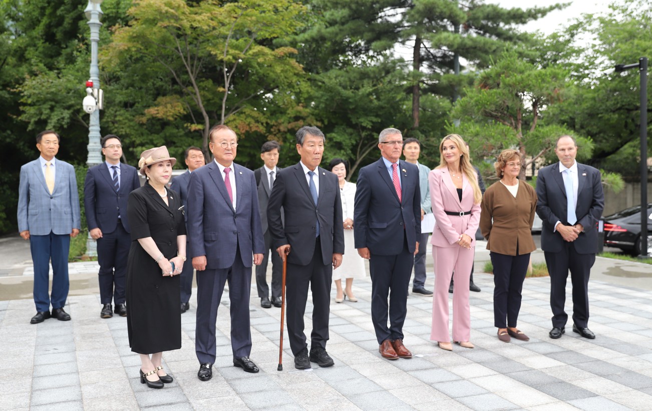 주한미군전사자 추모비 헌화.jpg